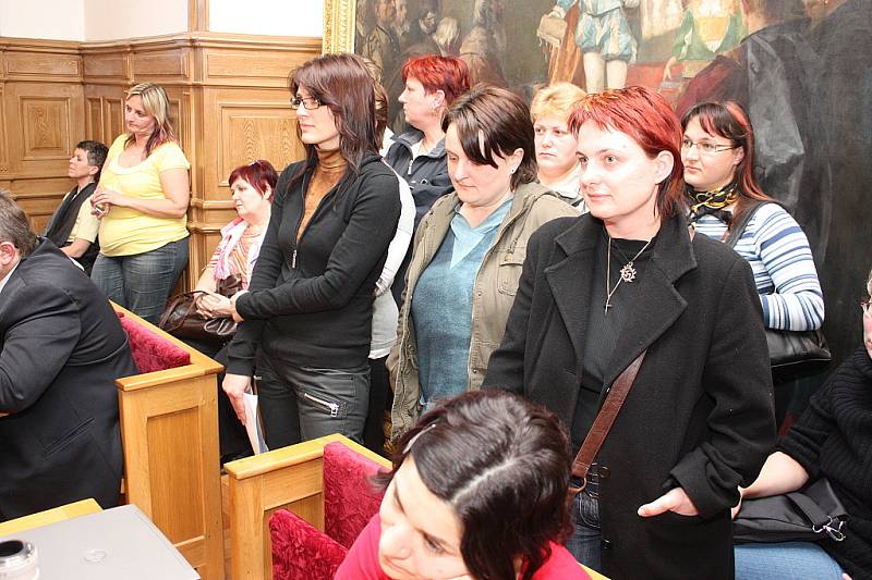 Desítky nespokojených rodičů dorazily na zasedání zastupitelstva v Mladé Boleslavi i s peticí. Strhla se ostrá debata.