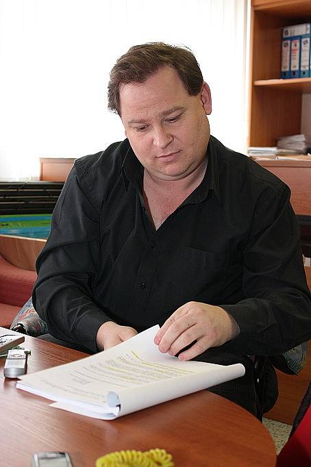 Ředitel Základní školy Debř Štefan Klíma řeší vlastní rezignaci.