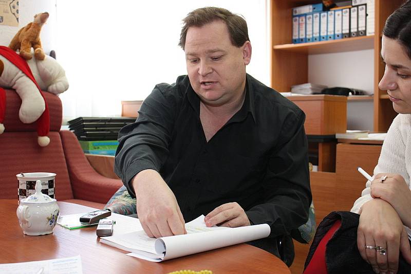 Ředitel Základní školy Debř Štefan Klíma řeší vlastní rezignaci.