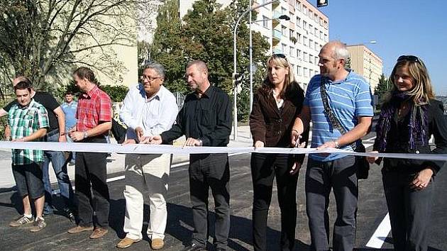 Slavnostním přestřižením pásky byla otevřena Havclíčkova ulice.