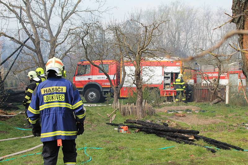 Požár dvojdomku v obci Kruhy u Mnichova Hradiště