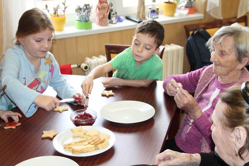 Luštěnický domov seniorů U Anežky se minulý týden stal místem setkání těch nejmladších s těmi nejstaršími, když se prostory tamní jídelny naplnily nejen klienty domova, ale i dětmi ze zdejší mateřské školy.