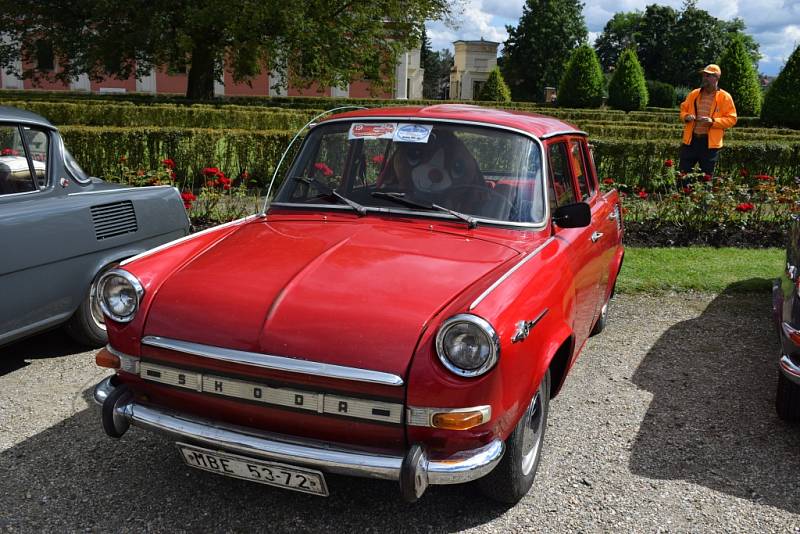 Výstava automobilů Škoda MB 1000 na zámku v Mnichově Hradišti.