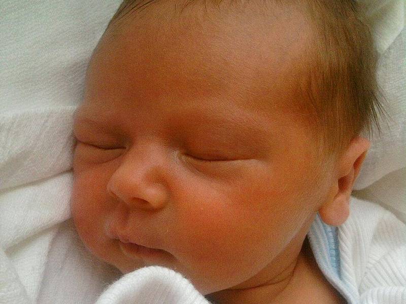 JAROSLAV Áron Jakeš se narodil dne 13. 8. Jeho míry jsou 46 centimetrů a 2540 gramů. Šťastnými rodiči jsou Eva a Martin.