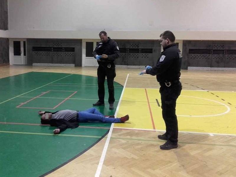 Muž z Mnichova Hradiště usnul ve sportovní hale v Mladé Boleslav, vzbudili ho policisté.