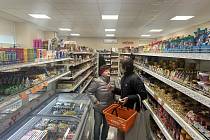 V pátek byla slavnostně otevřena v Kostomlatech první prodejna na Nymbursku, která bude fungovat nonstop.