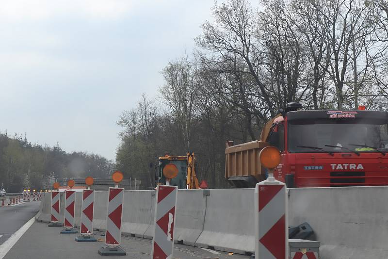 Oprava mostu a s tím spojené zúžení na dálnici D10 mezi Prahou a Mladou Boleslaví - na úrovni sjezdu ke Staré Boleslavi.