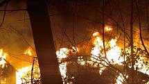 Hasiči bojovali s požárem areálu bývalého dětského tábora u Bezdězu několik hodin.