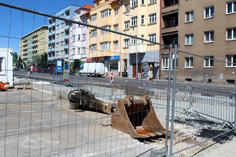 Další část páteřní cyklostezky, která protíná město ve směru od nákupního centra Olympia až na Českobratrské náměstí, vyrůstá na náměstí Republiky.