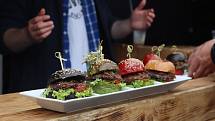 U obchodního centra Olympia se od pátku do neděle odehrával Burger fest