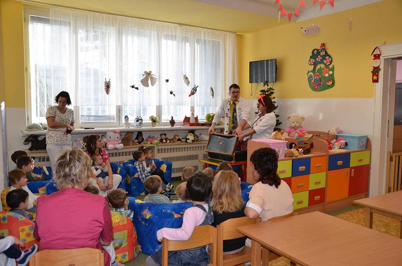 Policisté na konci roku 2017 přivezli dárky opuštěným dětem do Mladé Boleslavi.