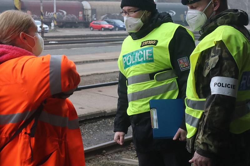 Policie, strážníci i vojáci. Ti všichni dohlédli na dodržování opatření.