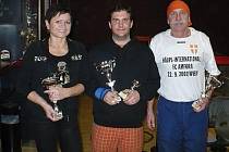 Trio nejlepších z boleslavského bowlingového turnaje. Odleva: Dagmar Vaněčková, Petr Fanta, Pavlín Jirků.