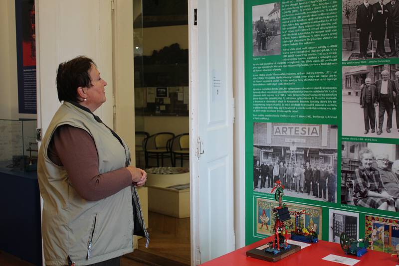 Slavnostní vernisáž, která se konala v sobotu 16. září v Muzeu Benátky nad Jizerou, zahájila unikátní výstavu světoznámého výtvarníka Kamila Lhotáka.