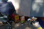Bezdomovkyně v Pezinské obtěžuje hlavně nepořádkem