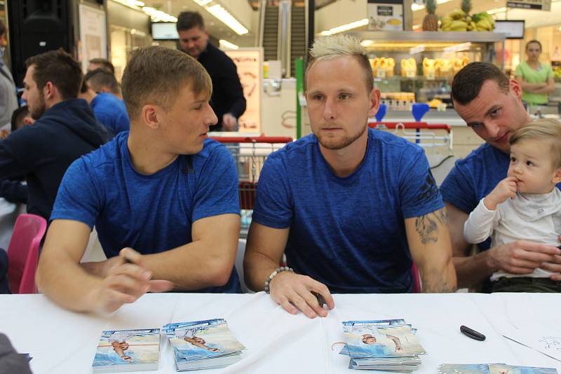 Autogramiáda prvoligových fotbalistů FK Mladá Boleslav přilákala do obchodního a zábavního Bondy centra ve středu odpoledne desítky zájemců.