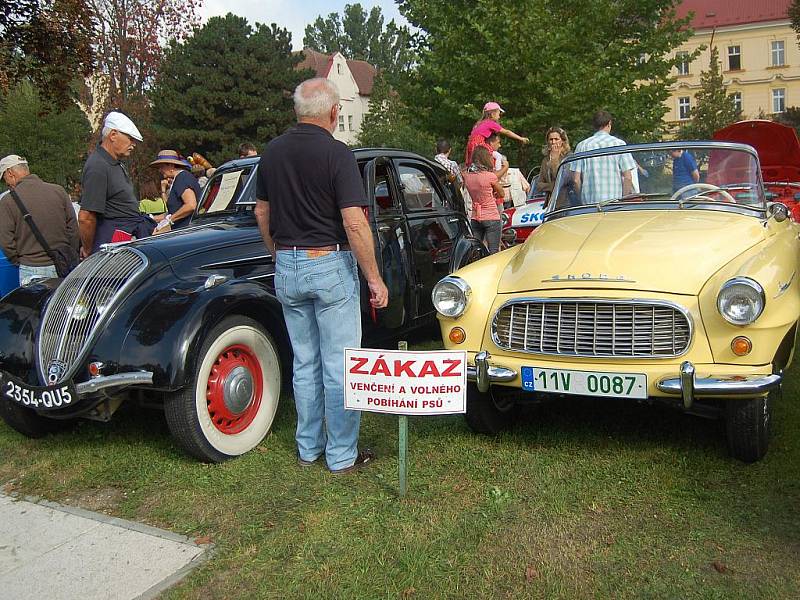 Svatováclavská jízda historických vozidel v Mladé Boleslavi.