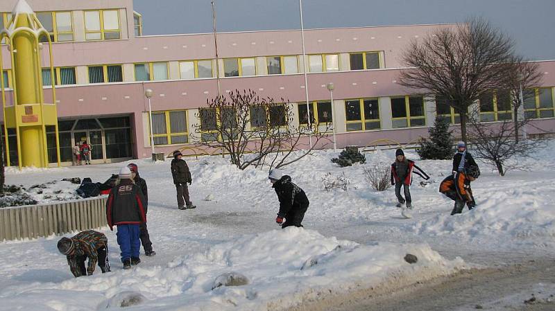 Koulovaná před školou.