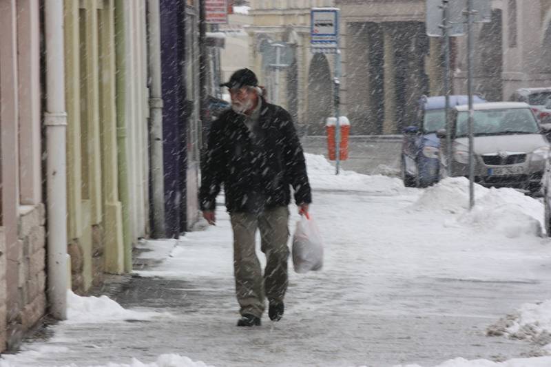 Čepice, šály i deštníky. Jedině tak se mohli chodci v Mladé Boleslavi ubránit intenzivnímu sněžení.