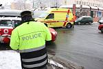 Během sněžení se v Mladé Boleslavi střetlo osobní auto se sanitkou na křižovatce u Bičíků. Příčinu nehody vyšetřuje policie.