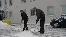 Stovky lidí v Mladé Boleslavi musely odklízet zapadané chodníky.