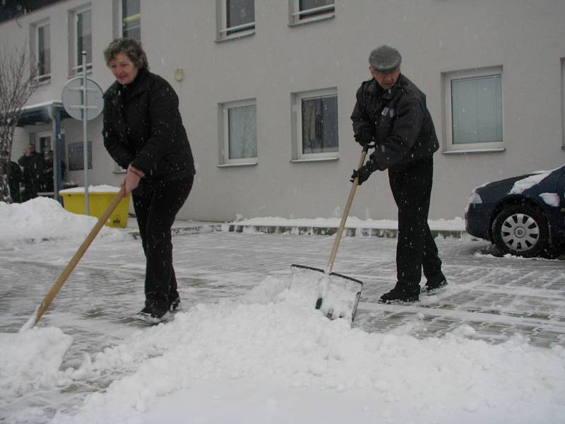 Stovky lidí v Mladé Boleslavi musely odklízet zapadané chodníky.