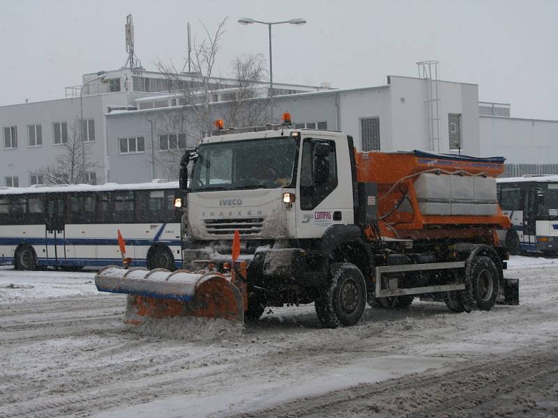 Odklízení sněhu v Mladé Boleslavi posypovými vozy.