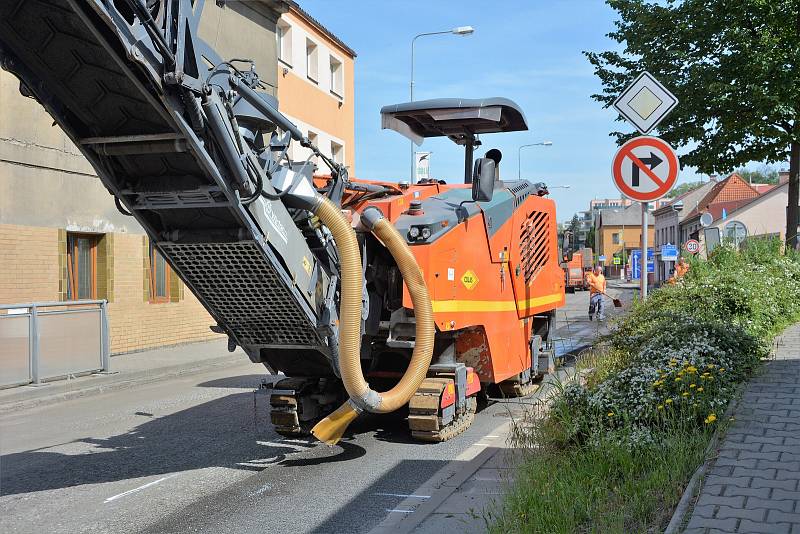 Rekonstrukce silničního povrchu na Ptácké ulici v Mladé Boleslavi.