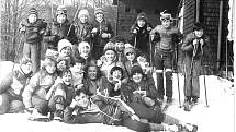 Žáci ročníku 1973 ze základní školy ze Šatova na Znojemsku na lyžařském výcviku na Labské boudě