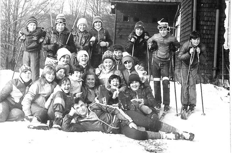 Žáci ročníku 1973 ze základní školy ze Šatova na Znojemsku na lyžařském výcviku na Labské boudě