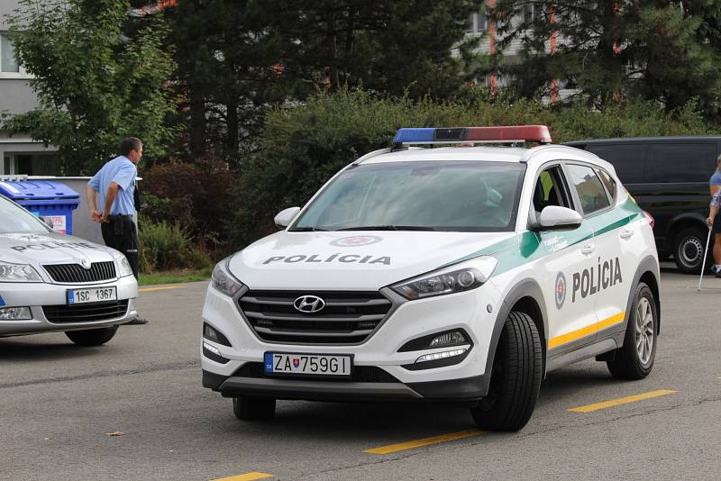 České policejní hlídky ode dneška posilují dva slovenští a dva polští policisté, kteří budou sloužit ve smíšených hlídkách s českými policisty.