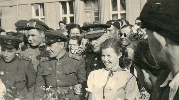 DESÁTÝ KVĚTNOVÝ den přijel generálmajor Jurij Ivanov Sokolov na náměstí v Dolním Bousově. V pozadí je škola, která za druhé světové války sloužila jako lazaret. Na střeše měla příznačné označení červený kříž.