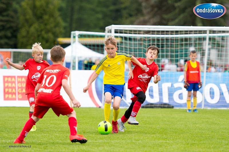 Finále Ondrášovka Cupu pro devítileté v Příbrami ovládla Mladá Boleslav (v modrém).