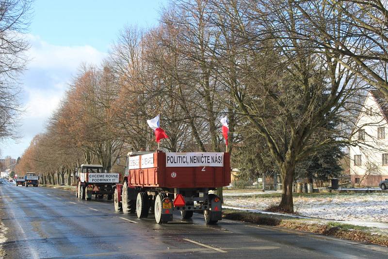 S traktory a přívěsy, které byly vyzdobeny hesly a českými vlajkami, vyrazila část zemědělců z několika míst v kolonách do Mladé Boleslavi.