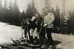 Takto si užívali zábavu na sněhu naši čtenáři. (Zima 1988, Slovensko, Nízké Tatry, lokalita Chopok)