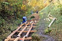 V současné době pokračuje kompletní rekonstrukce dřevěné stezky v rokli, která spojuje oblast Radouče se silnicí u Podlázek.