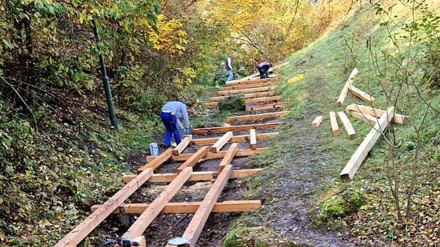 V současné době pokračuje kompletní rekonstrukce dřevěné stezky v rokli, která spojuje oblast Radouče se silnicí u Podlázek.