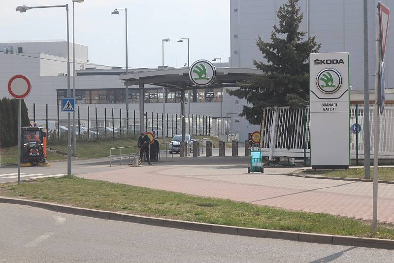 Plot u jedenácté brány Škoda Auto v Mladé Boleslavi je po nehodě značně poškozen.