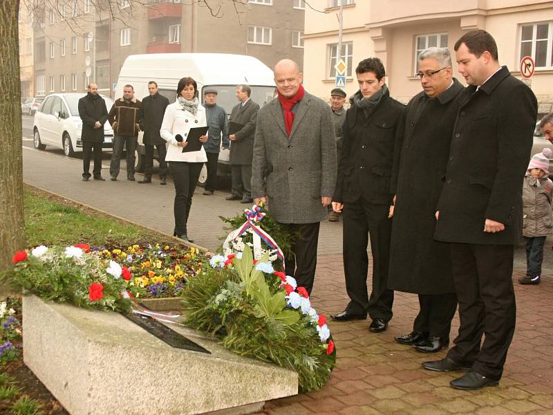 Uctít památku obětí komunismu přišli zástupci vedení města.