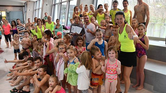 Plavecké závody pořádané Baby clubem Kosatka přinesly zúčastněným zábavu a dětem z Dětského domova téměř padesát tisíc korun vybraných od sponzorů i rodičů malých plavců.