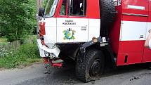 Střet osobního auta a hasičského vozu u Kněžmosta.
