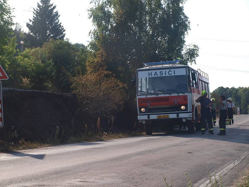 Požár, vzniklý pravděpodobně jiskrami odlétnutými od brzdy vlaku, zachvátil úsek trati mezi Bakovem nad Jizerou a Bělou pod Bezdězem.