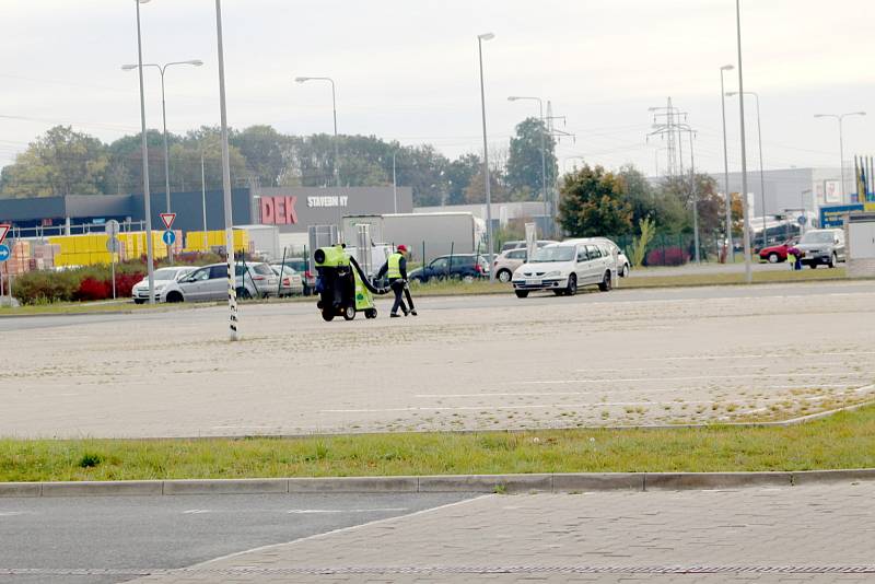 Zaměstnanecká parkoviště byla zaplněna jen zčásti.