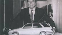 Nuccio Bertone s modelem prvního kombi na světě, jehož páté dveře jsou shodné s hatchbackem.