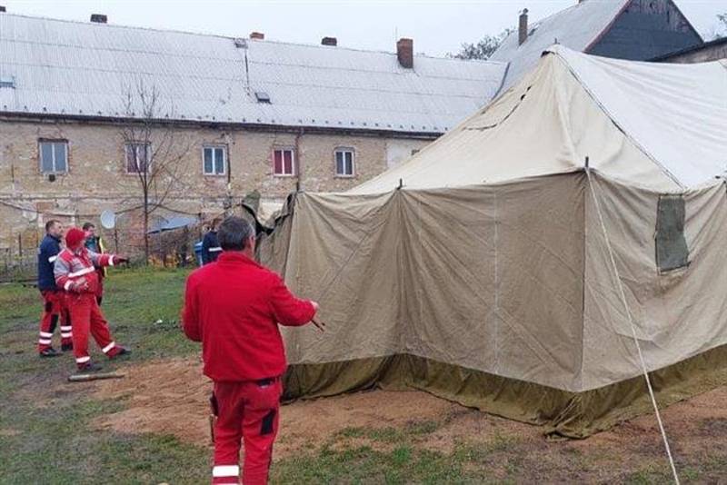 S příchodem zimy se už tradičně chystá také nouzové přístřeší pro lidi bez domova. I letos už vyrostl v Poplužním dvoře velký vojenský stan, který bude v mrazivých nocích sloužit jako útočiště pro ohřátí se.