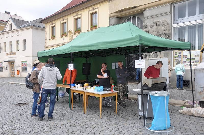 Sousedské slavnosti se v Mnichově Hradišti v sobotu vyvedly. Mnoho lidí, mnoho stánků, mnoho zábavy. A také tolik očekávaná výstavka vozů značky Liaz.