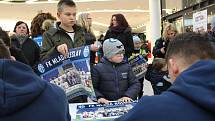 Autogramiáda prvoligových fotbalistů FK Mladá Boleslav přilákala do obchodního a zábavního Bondy centra ve středu odpoledne desítky zájemců.