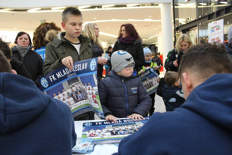 Autogramiáda prvoligových fotbalistů FK Mladá Boleslav přilákala do obchodního a zábavního Bondy centra ve středu odpoledne desítky zájemců.