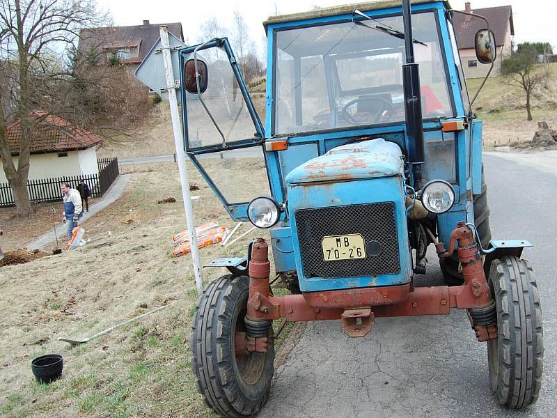 Sázení stromů v Čisté v rámci projektu Škoda Auto