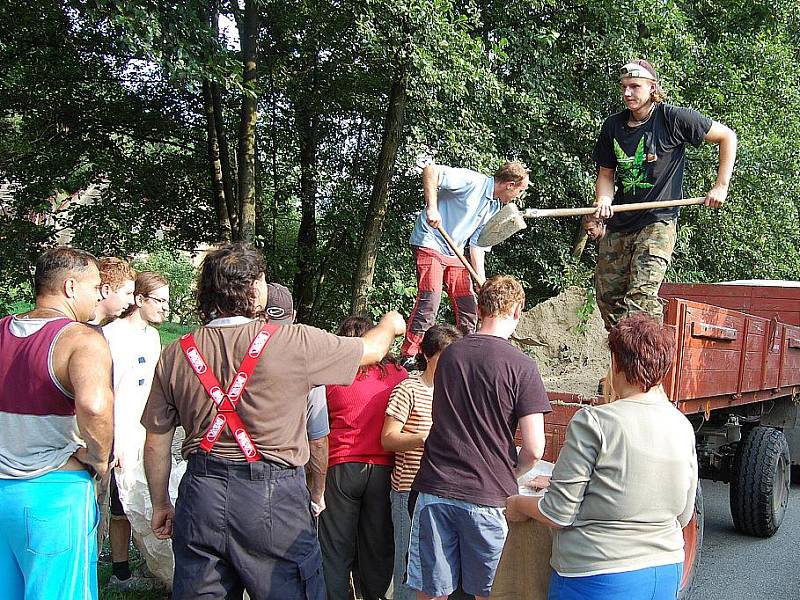 Rozvodněný potok během pár minut zatopil koupaliště a voda se nebezpečně přiblížila i k rodinným domům.